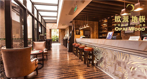 在木地板襯托下，餐廳成為一個亮點