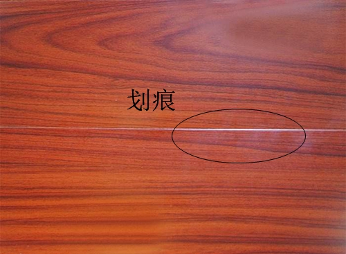 木地板出現劃痕后，李女士居然這樣做......